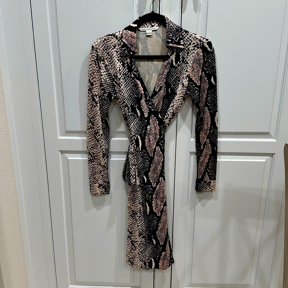 Stunning Snake design Diane Von Firstenberg wrap dress ! Perfect condition